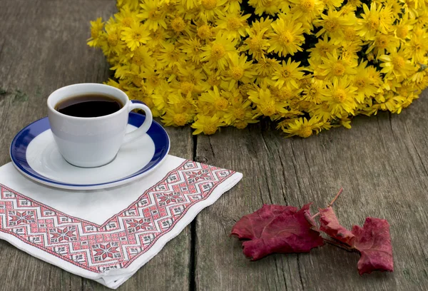 Natürmort, peçeteye kahve, bir buket sarı çiçek ve
