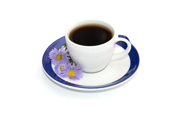 Кофе на блюдце с синей окантовкой, украшенной тремя блу — стоковое фото