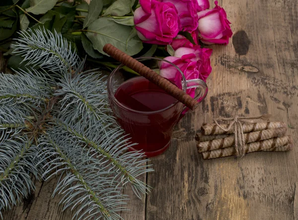 köknar ağacı dalı, çay, kurabiye bağlama ve gül, buket s