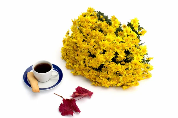 fincan kahve, güzel sonbahar yaprak ve buket çiçek