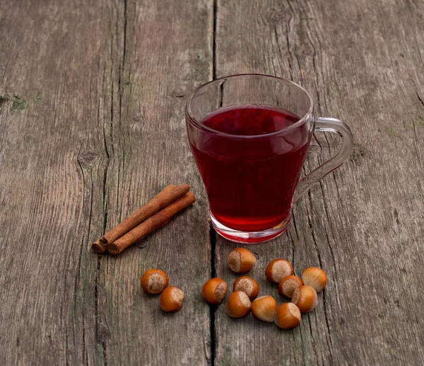 Корица, чашка чая и лесные орехи — стоковое фото