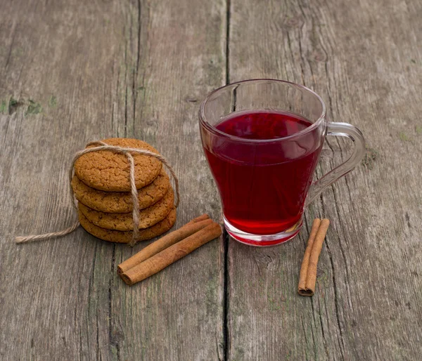 Tasse de thé rouge, cannelle et liaison de biscuits, nature morte — Photo