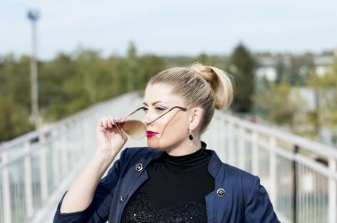 kadının portre köprünün ortasında güneş gözlüklü bir