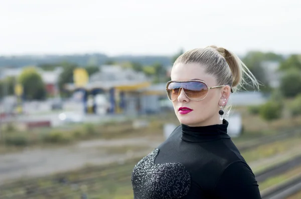 De vrouw portret op de brug tegen spoorweg tracks — Stockfoto