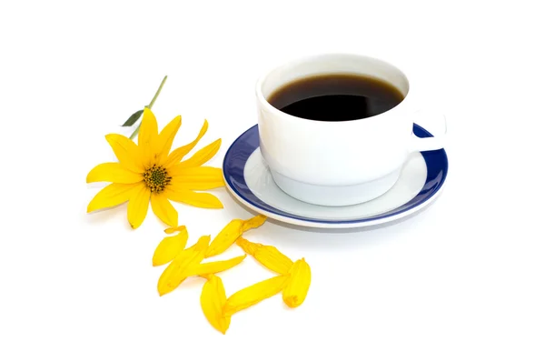 Masih hidup secangkir kopi dan bunga kuning, mengisolasi — Stok Foto