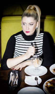 kafede bir masada güzel kadın yiyor