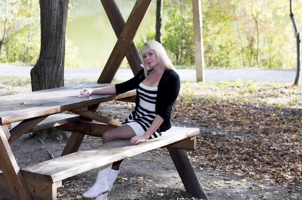 Die Frau in einer Laube an einem Tisch im Freien am See — Stockfoto