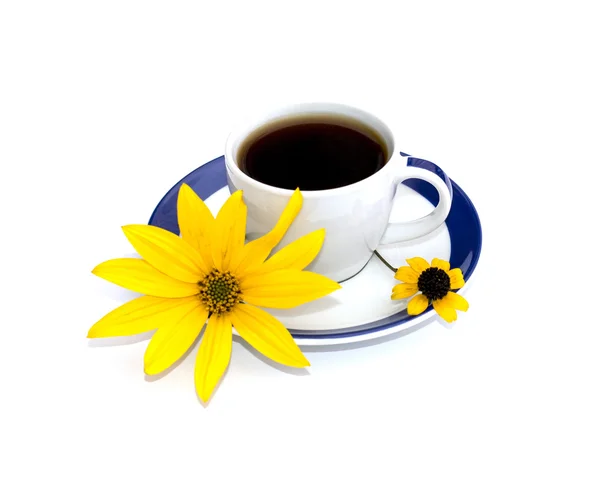 Cangkir dengan kopi dihiasi dengan bunga kuning, terisolasi — Stok Foto