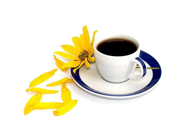 Чашку кофе, украшенную цветами и лепестками — стоковое фото
