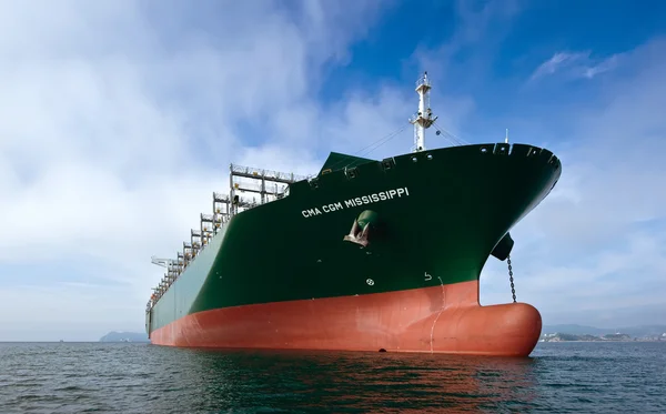 Nakhodka, región de Primorsky / Rusia - 17 de septiembre de 2015: buque portacontenedores CMA CGM Mississippi fondeado en las carreteras . — Foto de Stock