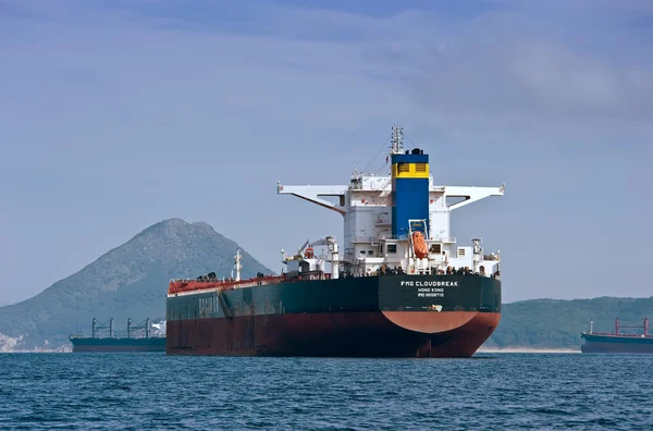 Nakhodka, primorsky region / russland - 17. September 2015: Bulk Carrier fmg cloudbreak at ankert in the road. — Stockfoto