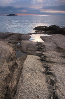 Doğu Denizi bulutlu gün kayalık sahil.