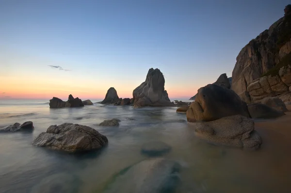 Nascer do sol na costa rochosa . — Fotografia de Stock