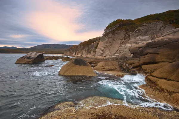 La côte rocheuse de la mer de l'Est journée couverte . — Photo