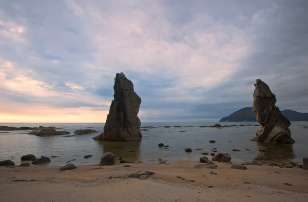 Kekurs na ocean wybrzeże pochmurny dzień. — Zdjęcie stockowe