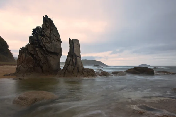 台风后神秘海洋海岸. — 图库照片