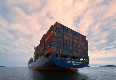 Nakhodka. Rusya - 2 Ağustos 2015: konteyner gemisi Cma Cgm Marlin ayakta çapa, yollarda.  