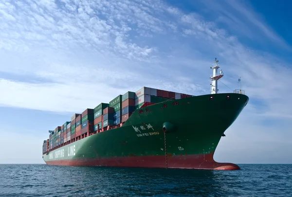 Nakhodka. Rússia - 17 de setembro de 2015: Container navio Xin Fei Zhou de pé nas estradas na âncora . — Fotografia de Stock