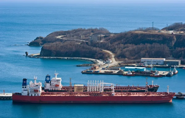 Nakhodka. Rússia - 11 de abril de 2014: petroleiros Nave Cassiopeia e Ardmore Seavanguard perto da empresa de terminais de petróleo Rosneft . — Fotografia de Stock