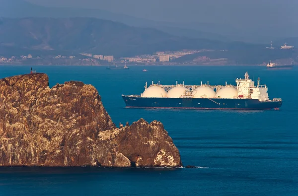 Nakhodka. Rusya-05 Nisan 2016: Lng taşıyıcı Grand Elena Nakhodka bağlantı noktası yollarda gün batımında. 