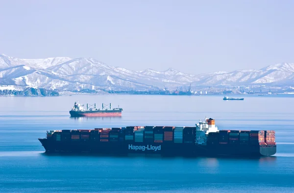 Nachodka. Rosja - 06 marca 2015: kontenerowiec firmy Hapag-Lloyd na drogach portu Nakhodka. — Zdjęcie stockowe