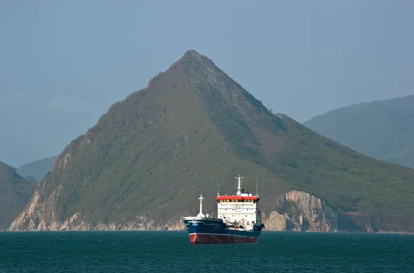 Nakhodka. Rusko - 16 květen 2016: Tanker zálivu Nakhodka ukotvené na silnice. — Stock fotografie