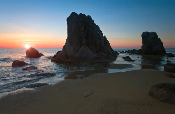 Kayalık sahil Sunrise. — Stok fotoğraf