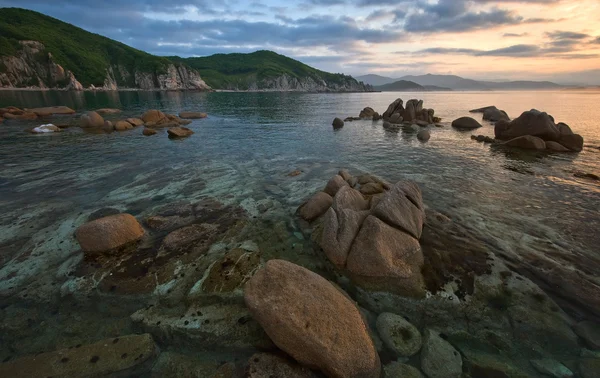 Sunrise on the rocky seashore. — Stock Photo, Image