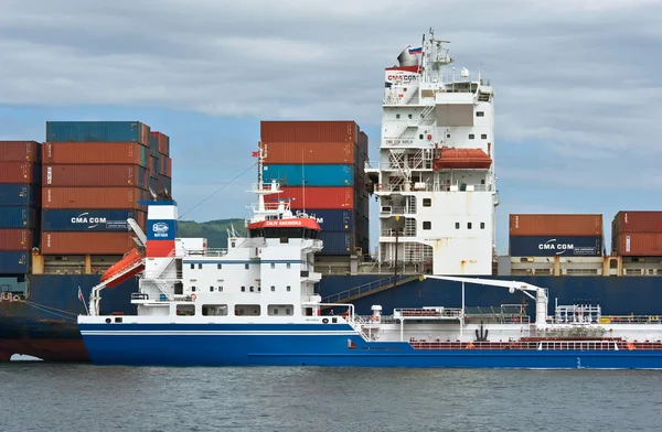 Nakhodka. Russia - 02 agosto 2015: Bunkering tanker Zaliv Nakhodka una grande nave portacontainer CMA CGM Marlin . — Foto Stock