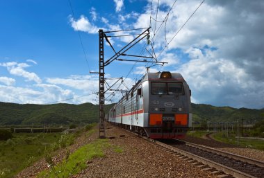 Nakhodka. Rusya - 26 Haziran 2016: Elektrikli lokomotif 23c5k sınıf hamle Nakhodka Vostochny bağlantı noktasına.