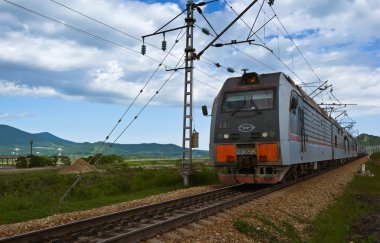 Nakhodka. Rusya - 26 Haziran 2016: Elektrikli lokomotif 23c5k sınıf hamle Nakhodka Vostochny bağlantı noktasına.