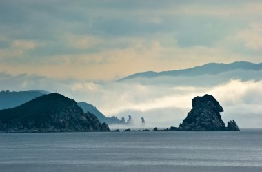 Sis deniz şafak kapsar..