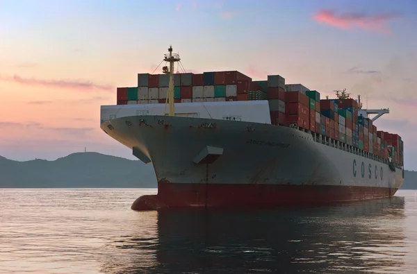Nachodka. Rusland - 01 augustus 2014: containerschip Cosco Phillipines staande op de wegen anker. — Stockfoto