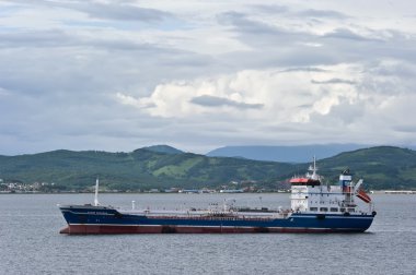 Nakhodka. Rusya - 18 Temmuz 2016: Tanker Zaliv'e Nakhodka Demir yollar.