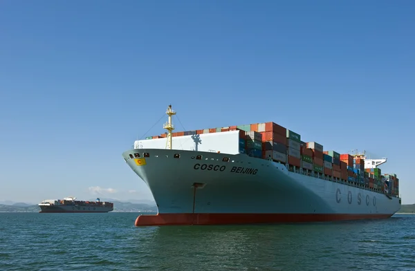 Nakhodka. Rusia - 06 de julio de 2016: Contenedores COSCO Hellas y COSCO Fortune anclados en las carreteras . — Foto de Stock