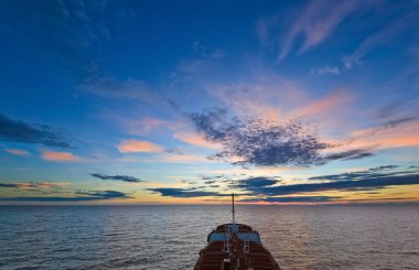 Gün batımında küçük tanker yay.