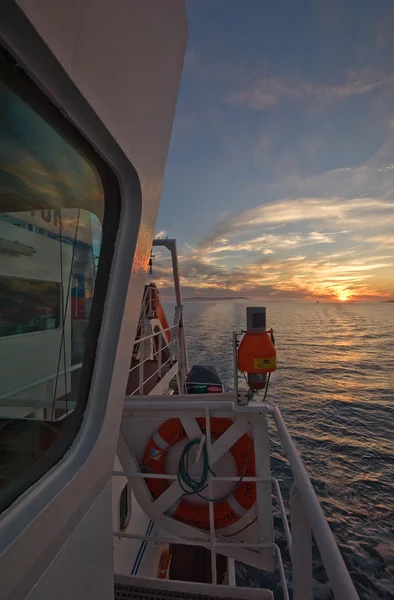 海の夕日の背景に船の操舵室をフラグメントします。. — ストック写真