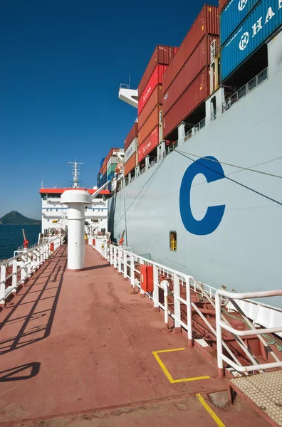 Nakhodka. Rusia - 06 de julio de 2016: Petrolero de bunkering Zaliv Nakhodka un gran buque portacontenedores COSCO Beijing . — Foto de Stock