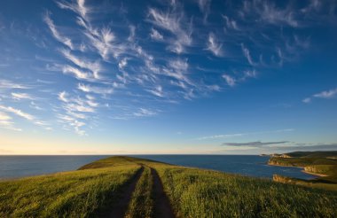 Yalı sabah üzerinde güzel bulutlar.