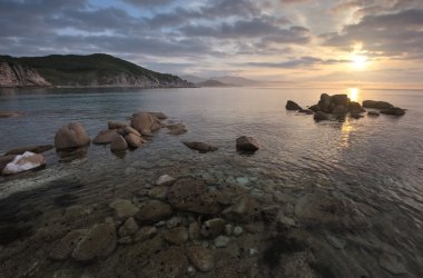 Kayalık sahil Sunrise.
