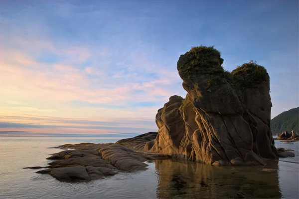 Roccia della forma insolita sulla riva del mare . — Foto Stock