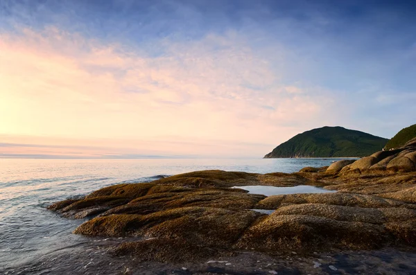 À beira-mar tranquila ao amanhecer . — Fotografia de Stock