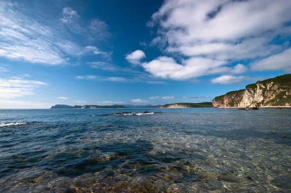 Luminosa, giornata di sole sulla spiaggia . — Foto Stock