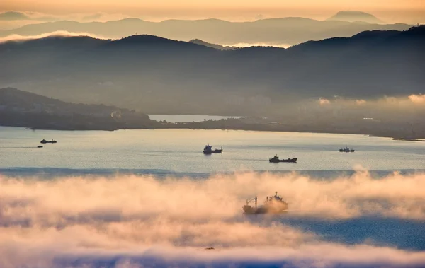 Mlha, pokrývající pobřeží moře večer. — Stock fotografie