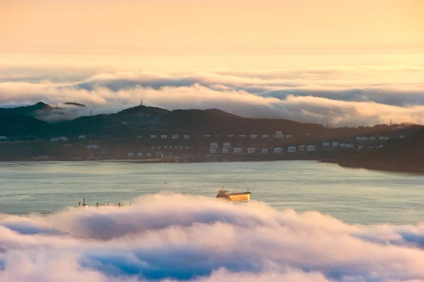 Fog covering the evening sea coast. — Stock Photo, Image