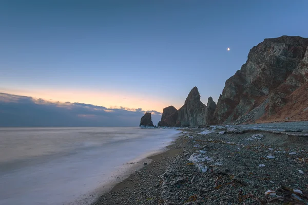 Tidig frostig morgon på stranden vid Cape fyra stenar. — Stockfoto