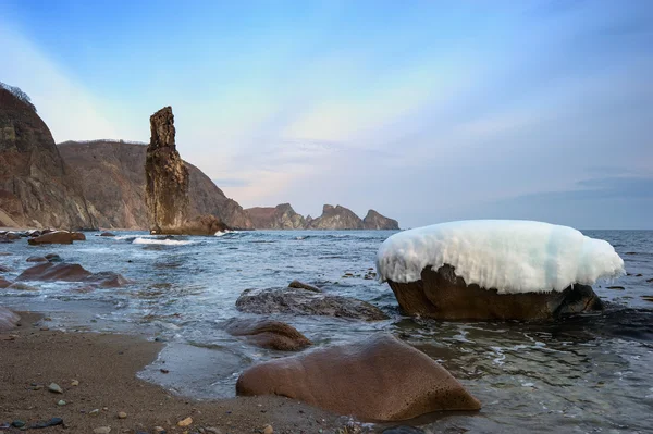 晚上的海面上，岩石海岸. — 图库照片