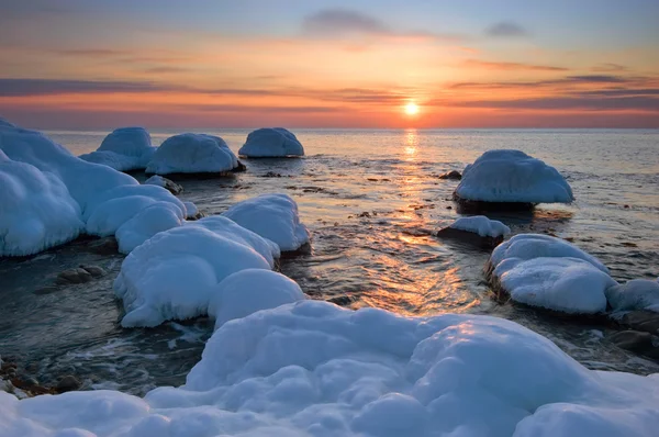 Puesta de sol en la costa del mar en enero. Mar del Este . — Foto de Stock