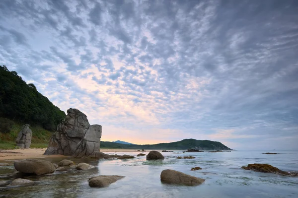 海洋海岸的阴天日出. — 图库照片