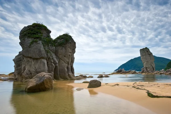 Dziwaczne skały nad morzem. — Zdjęcie stockowe
